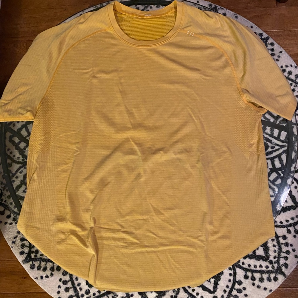 Men’s XL “Metal Vent Tech” Lululemon shirt.